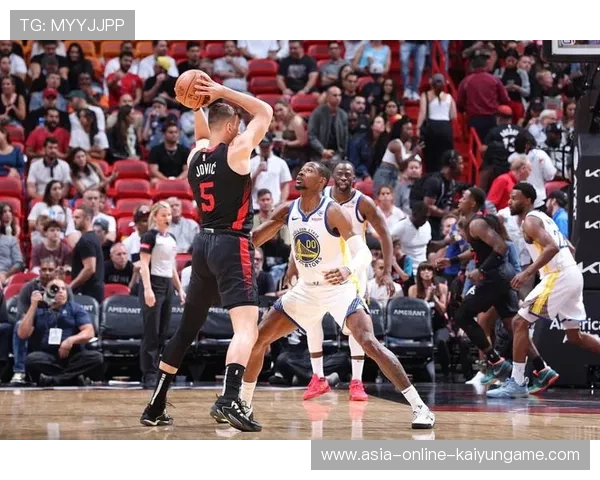 克莱连中三球点燃勇士进攻