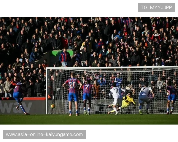 布鲁诺定位球助攻曼联终场绝杀